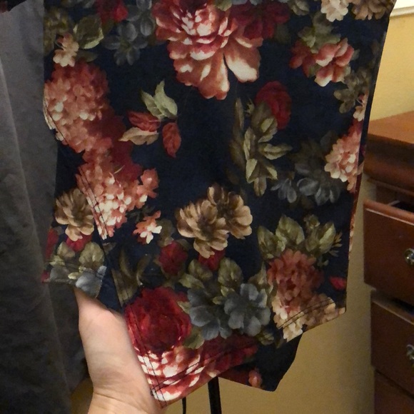 Flower choker/ring neck strap Blouse/Top - Picture 3 of 8